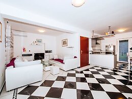 Holiday Home in Jasenice With Garden