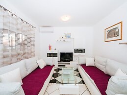 Holiday Home in Jasenice With Garden