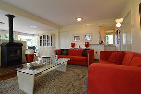 Detached Bungalow With Outdoor Fireplace