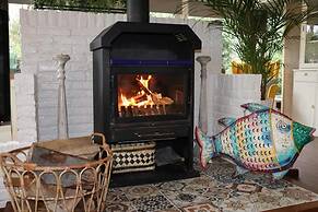 Detached Bungalow With Outdoor Fireplace
