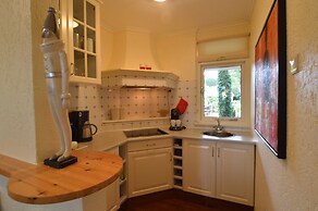 Detached Bungalow With Outdoor Fireplace