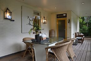 Detached Bungalow With Outdoor Fireplace