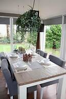 Detached Bungalow With Outdoor Fireplace