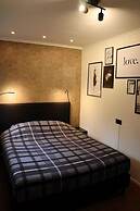 Detached Bungalow With Outdoor Fireplace