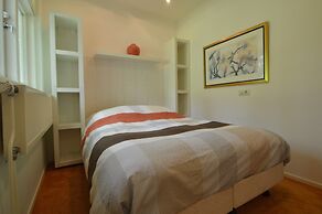 Detached Bungalow With Outdoor Fireplace