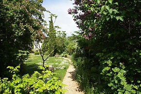 Charming Escape, Yevre-la-ville