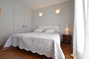 Charming Escape, Yevre-la-ville