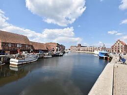 Cozy Apartment near Sea in Warin