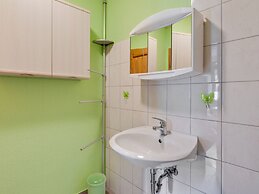 Cozy Apartment near Sea in Warin