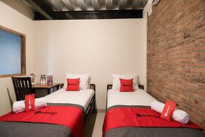 RedDoorz Syariah @ Babadan Baru Jakal