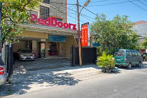 RedDoorz Syariah near Airlangga University Campus B