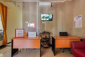 RedDoorz Syariah near Airlangga University Campus B