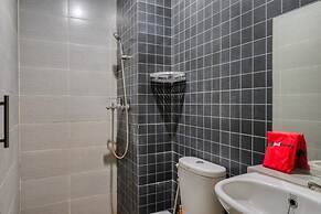 RedDoorz Syariah near Airlangga University Campus B