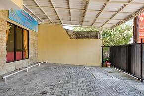 RedDoorz Syariah near Airlangga University Campus B