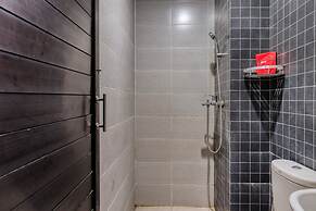 RedDoorz Syariah near Airlangga University Campus B