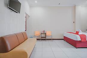 RedDoorz Plus near Istana Maimun Medan