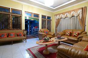 RedDoorz near Mangrove Forest Kupang