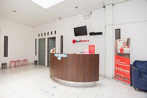 RedDoorz Syariah near Grand Galaxy Park