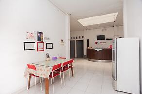 RedDoorz Syariah near Grand Galaxy Park