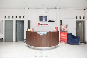 RedDoorz Syariah near Grand Galaxy Park