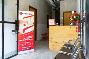 RedDoorz near Sam Poo Kong 3