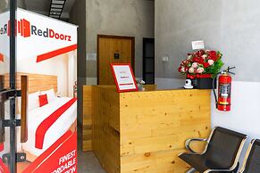 RedDoorz near Sam Poo Kong 3