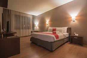 RedDoorz Premium near Paris Van Java Mall