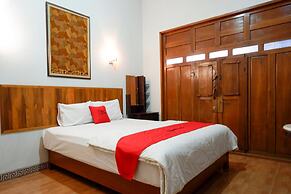 RedDoorz Syariah near Menara Kudus