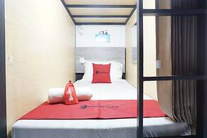 RedDoorz Hostel @ Borobudur Street