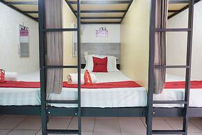 RedDoorz Hostel @ Borobudur Street
