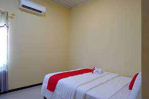 RedDoorz near Alun Alun Pati