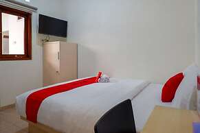 RedDoorz near Alun Alun Kudus 2