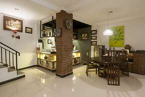 RedDoorz Syariah Plus near Trans Studio Cibubur