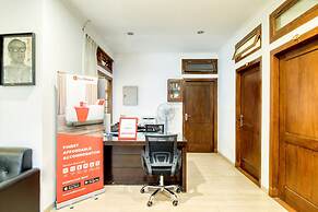 RedDoorz Plus near Lempuyangan Station 4