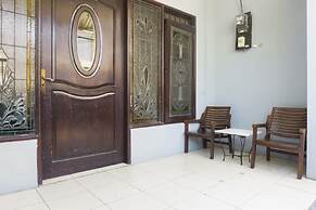 RedDoorz near Widya Mandala University