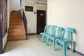 RedDoorz near Widya Mandala University