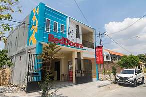 RedDoorz Syariah near Politeknik Negeri Madiun