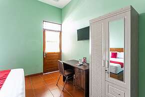 RedDoorz near Puro Mangkunegaran