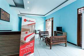 RedDoorz near Puro Mangkunegaran