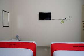 RedDoorz near Millenium Waterpark Palu