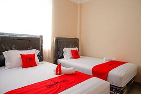 RedDoorz near Millenium Waterpark Palu