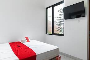 RedDoorz Plus @ EcoHome Citra Raya Tangerang