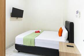 RedDoorz Syariah near Purwosari Train Station