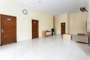 RedDoorz Syariah near Purwosari Train Station