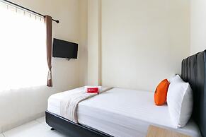 RedDoorz Syariah near Purwosari Train Station