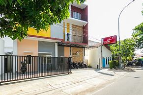 RedDoorz Syariah near Purwosari Train Station