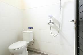 RedDoorz Syariah near Purwosari Train Station