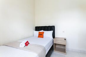 RedDoorz Syariah near Purwosari Train Station