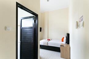 RedDoorz Syariah near Purwosari Train Station