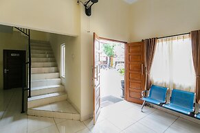 RedDoorz Syariah near Purwosari Train Station